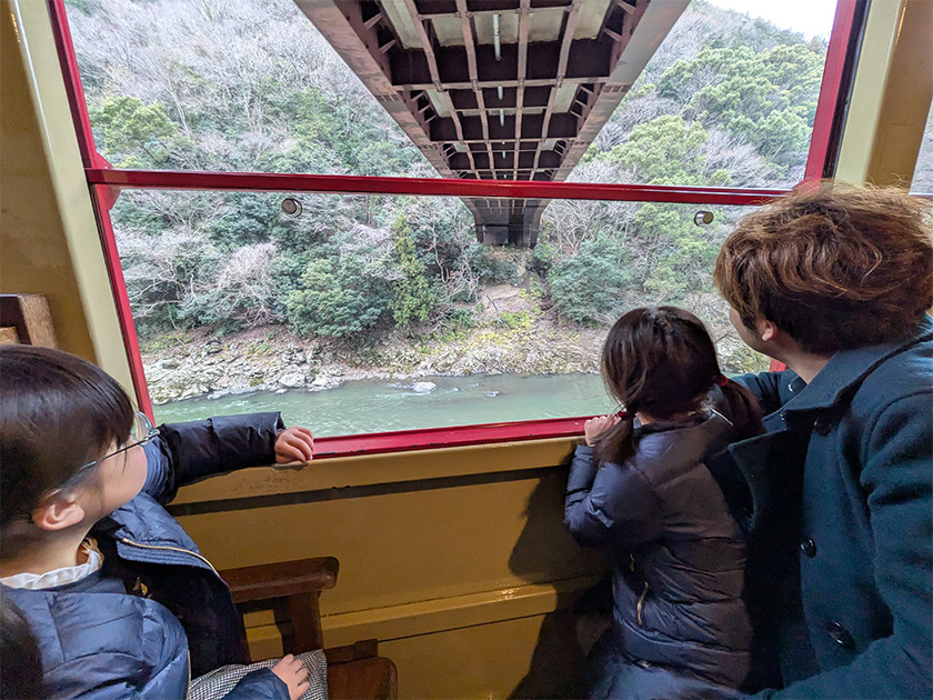 嵯峨野トロッコ列車に乗車