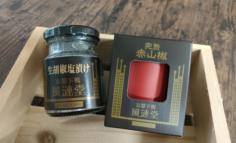 生胡椒塩漬け（左）と京都下鴨風漣堂完熟赤山椒（右）（写真提供：フレンドフーズ下鴨店）