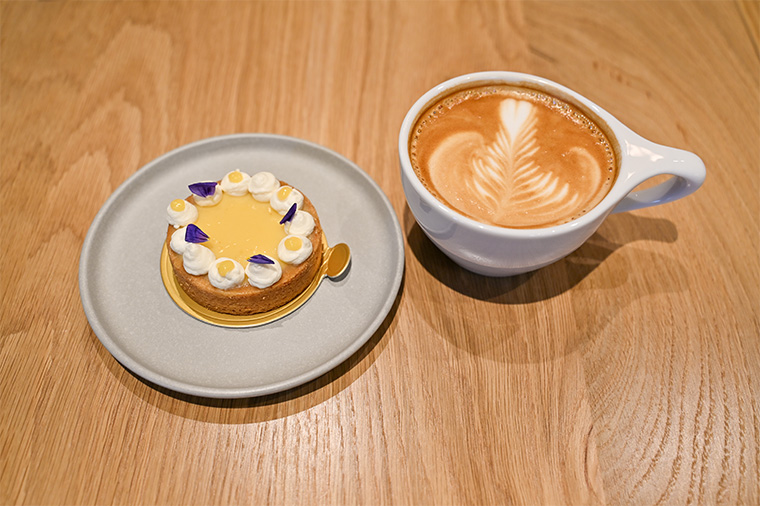 レモンとカラマニーのタルト（10ドル）と、自社農園の100％コナコーヒーを使ったカプチーノ（6ドル）